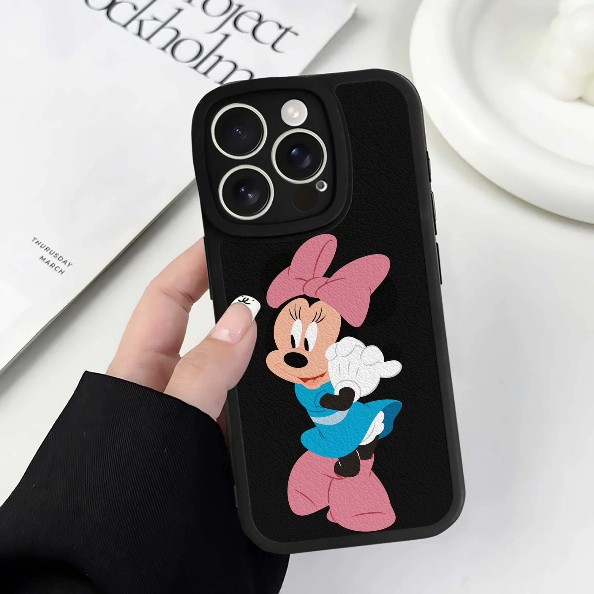 （画像用） ミッキーマウス Mickey Mouse 【iPhone 16シリーズ対応】シリコンスマホケース（レザー調） 材質：シリコン